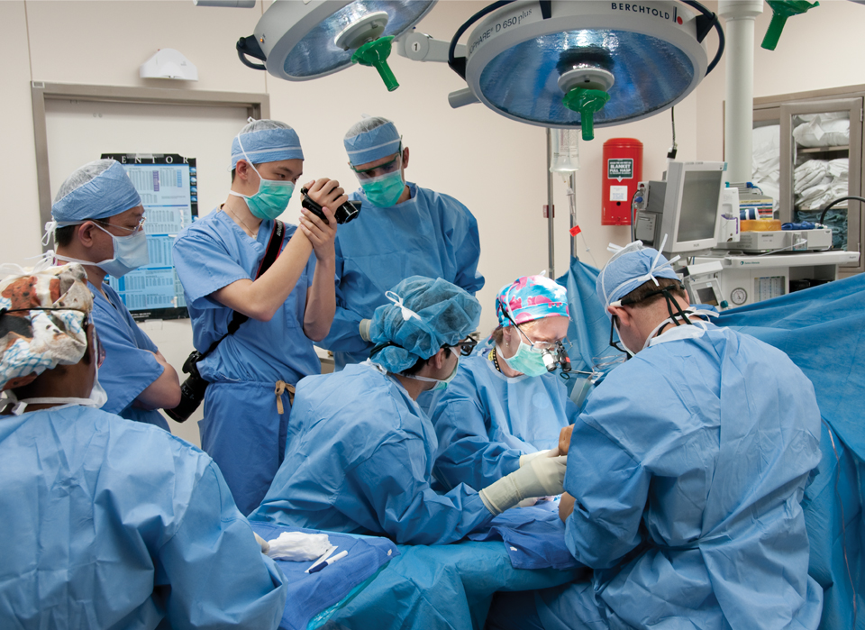 Лысый хирург в операционной трахает рассеянную медсестру