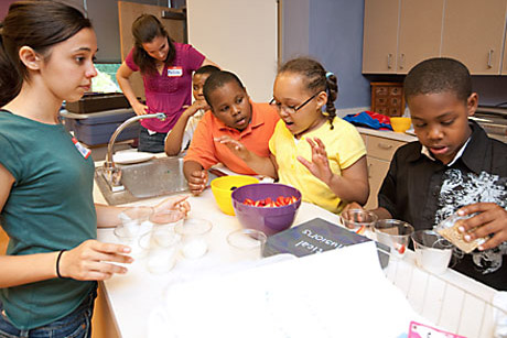 WUSM student volunteers teach nutrition at St. Louis’ Herbert Hoover Boys and Gi